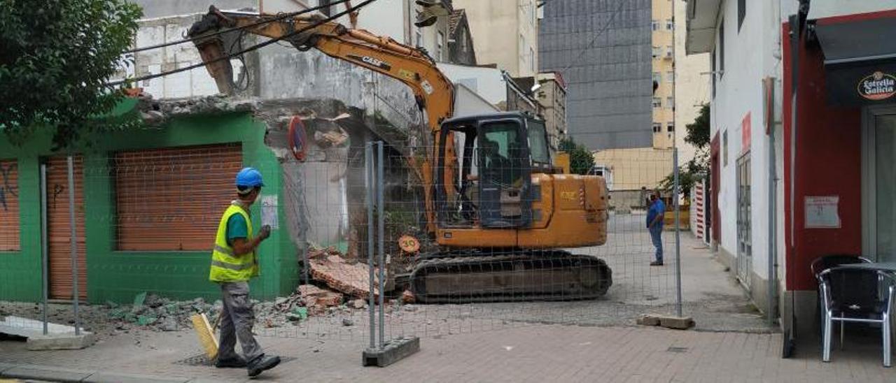 Operarios realizando tareas de demolición con maquinaria pesada, ayer.   | // G.NÚÑEZ