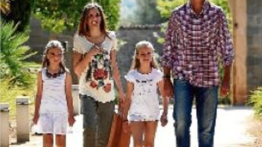 Letícia, Felip i les seves filles, amb vestuari informal de vacances