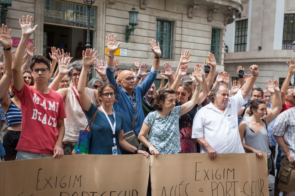 Manos alzadas en Palma para la acogida de refugiados del Open Arms y el Ocean Viking