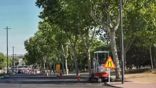 Doce agentes de la Policía Municipal regulan el tráfico, condicionado por el asfaltado de Cardenal Cisneros