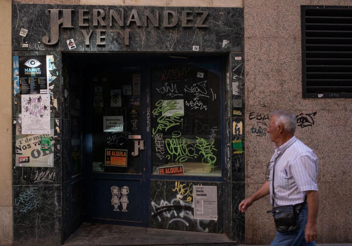 Un hombre pasa por delante de un local comercial cerrado. | Ana Burrieza (Archivo)