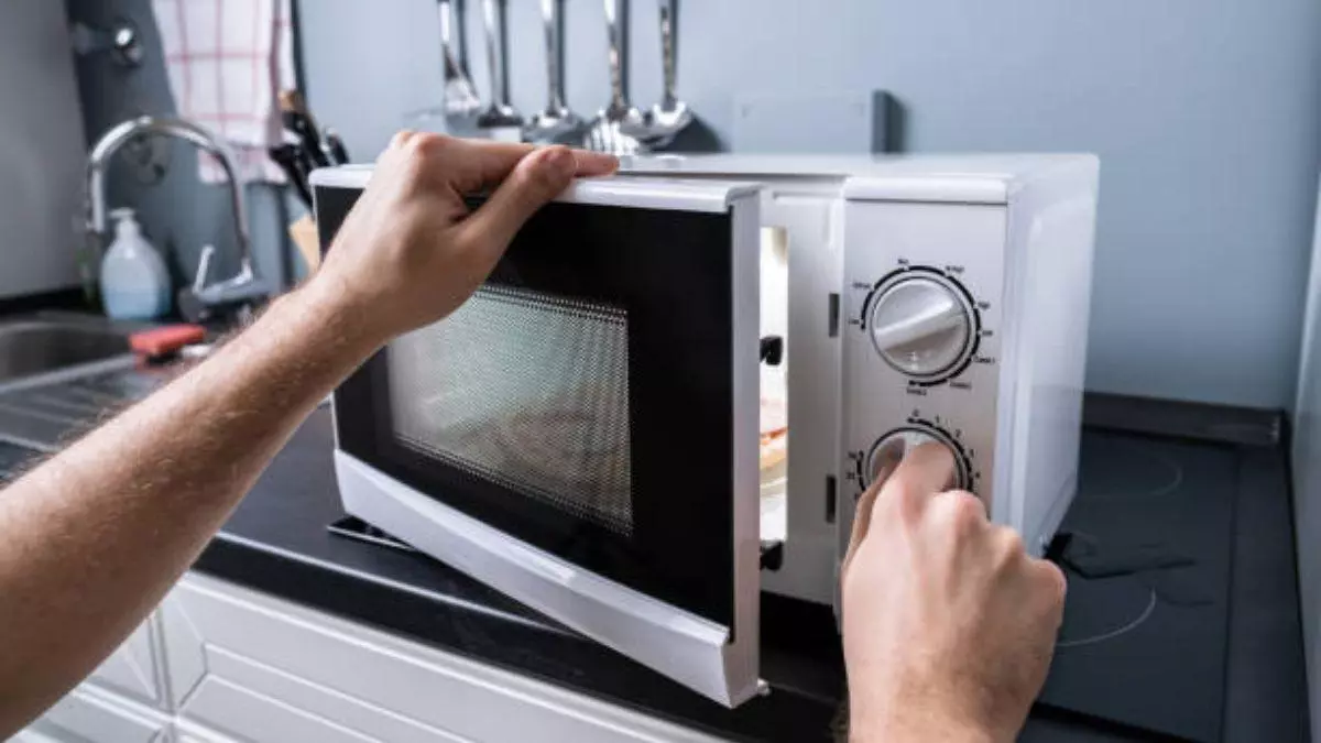 El truco de la esponja en el microondas que enamora a los amantes de la limpieza