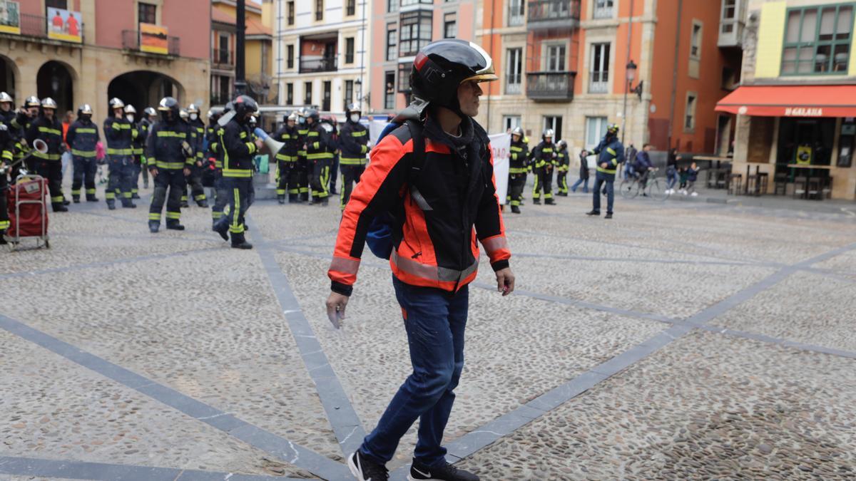 Concentración de bomberos en la plaza Mayor