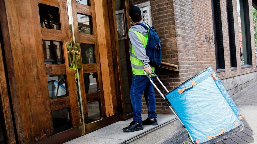 Un repartidor llama a un portal. |  Carlos Luján