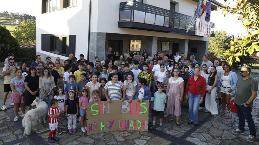 Un centenar de vecinos se manifiestan en Illas para exigir transporte escolar para los estudiantes de Bachillerato y FP: "Es una desigualdad clara"