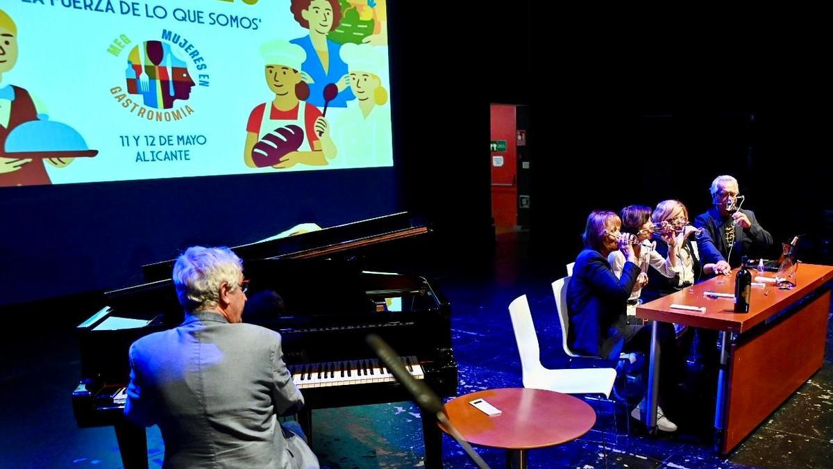 Luis Ivars, a la izquierda, improvisa al piano a partir del sonido del vino en la cata