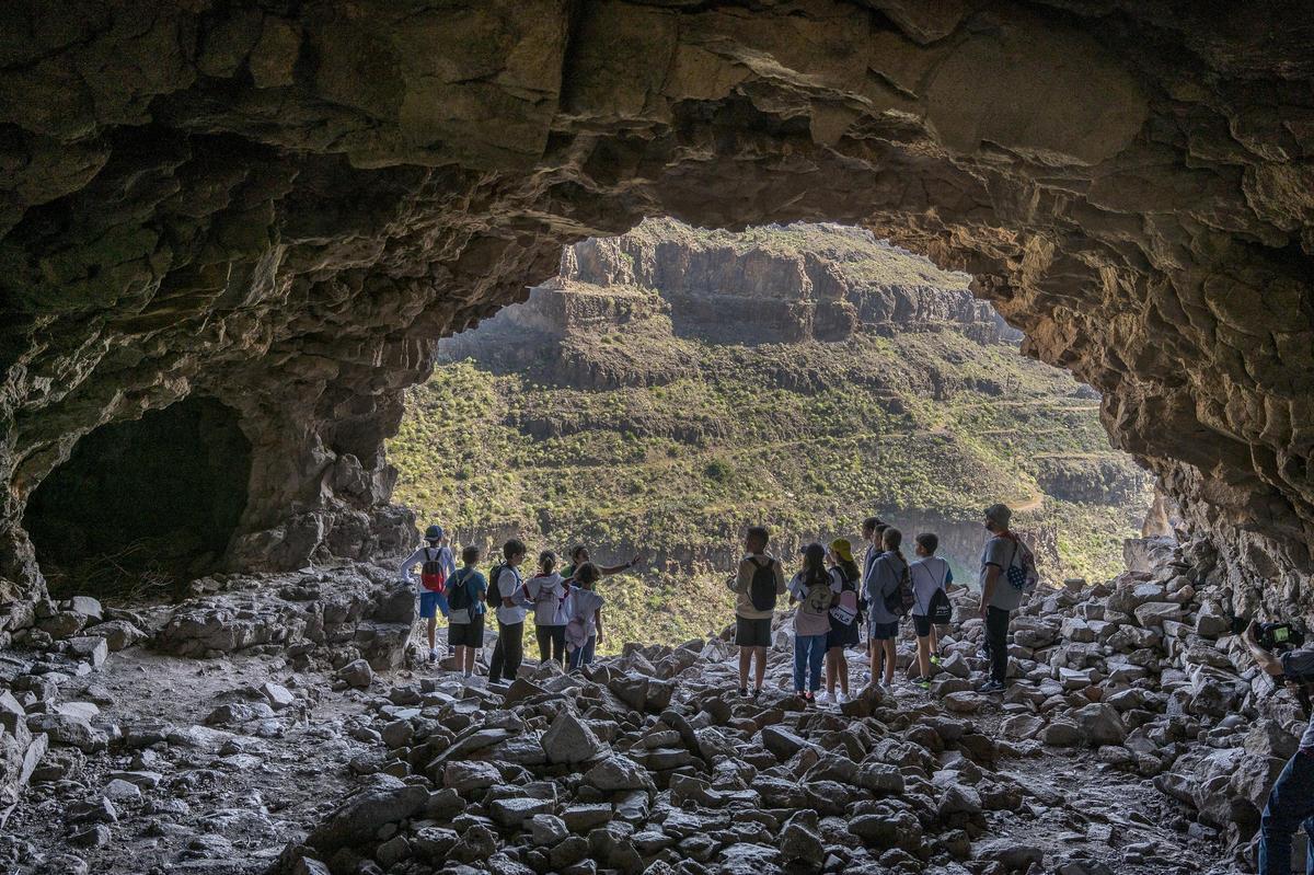 Un grupo de esrudiantes visita el yacimiento de La Fortaleza, en Santa Lucía de Tirajana.