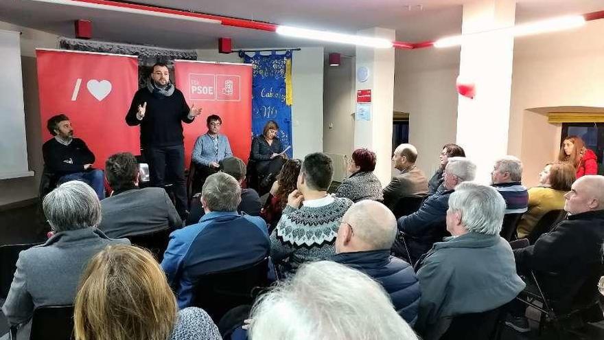 Adrián Barbón departe con vecinos de Cabrales en el Ateneo de Arenas.