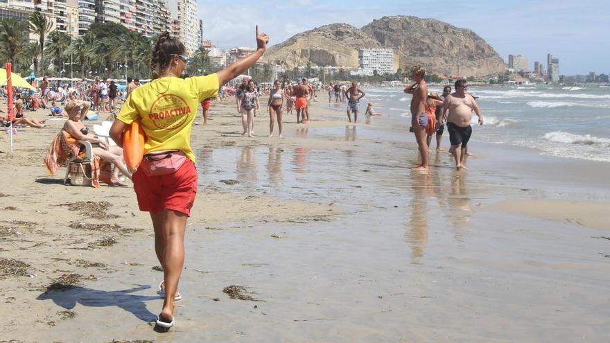 El gobierno de Barcala da marcha atrás: paraliza ahora el nuevo contrato de socorrismo para incluir la playa de San Gabriel