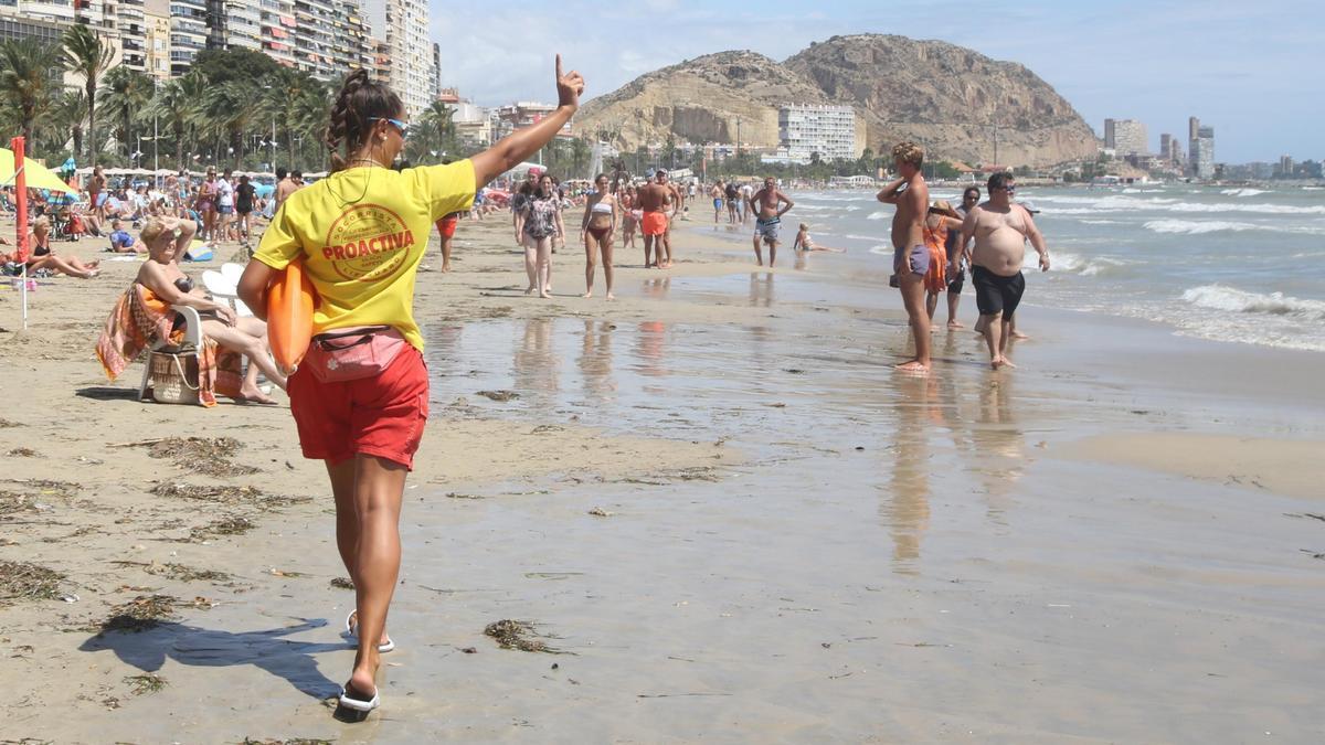 Una socorristas en la playa del Postiguet, en imagen de archivo.