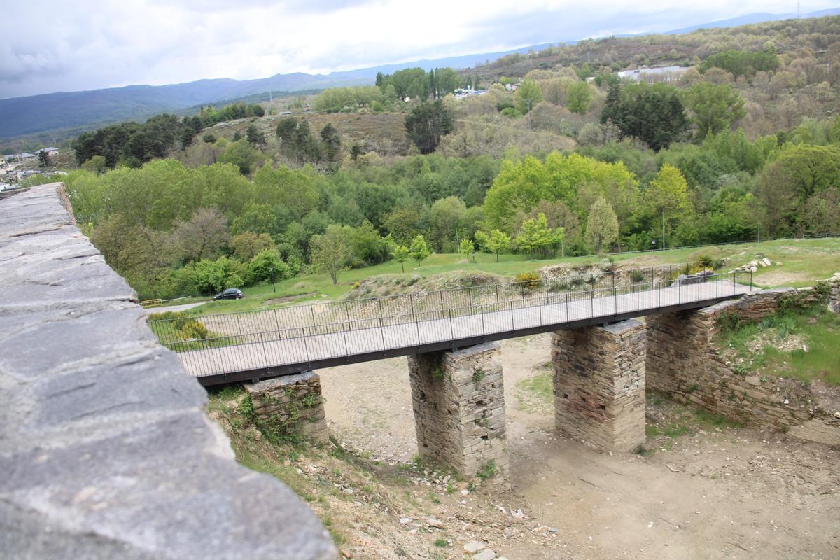Puebla de Sanabria recupera sus estructuras defensivas con un nuevo puente levadizo Puebla de Sanabria recupera sus estructuras defensivas con un nuevo puente levadizo