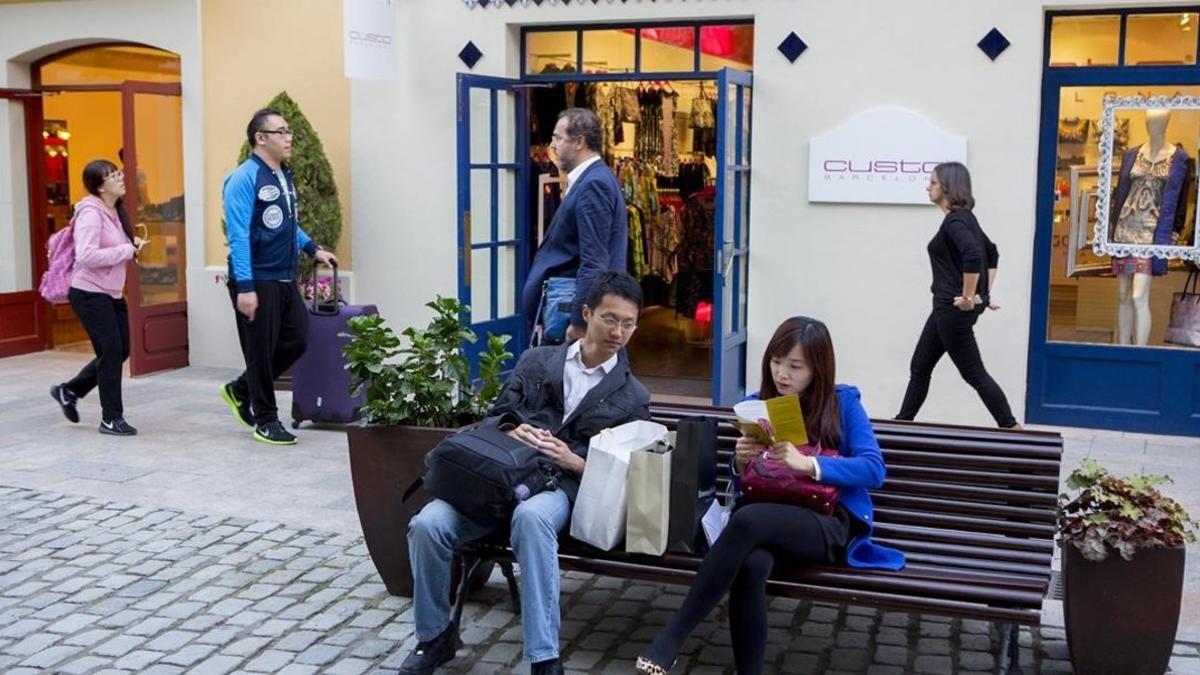 rosas31306524 la roca 01 10 2015 economia turistas chinos de compras en l180530160544