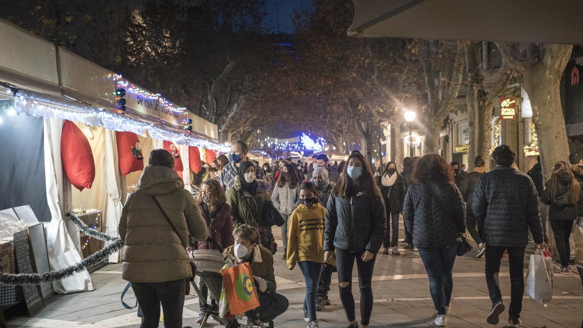 Gent al passeig de Pere III de Manresa