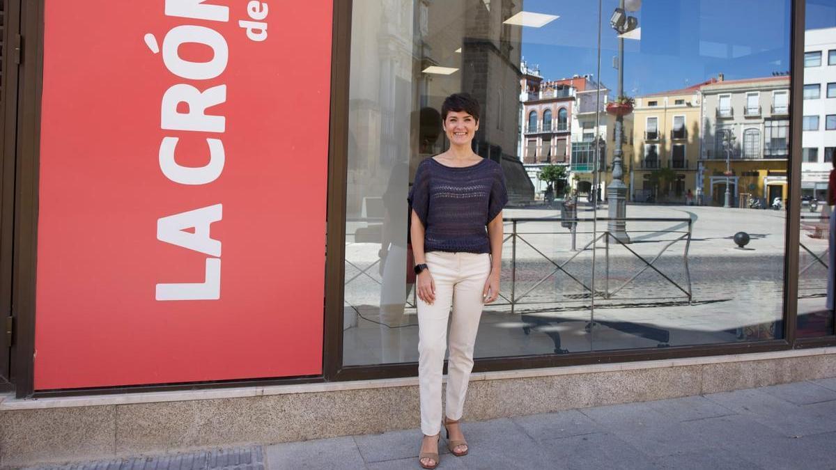 Raquel del Puerto, en la entrada de la sede de La Crónica de Badajoz.