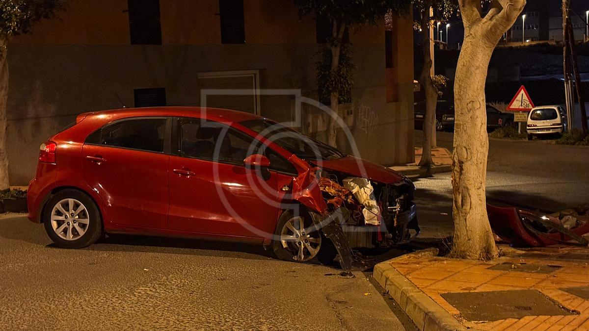 Indignación vecinal en Telde por un coche siniestrado abandonado en plena curva durante más de una hora