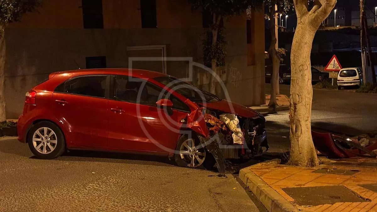 Cabreo en Telde por un coche accidentado abandonado más de una hora