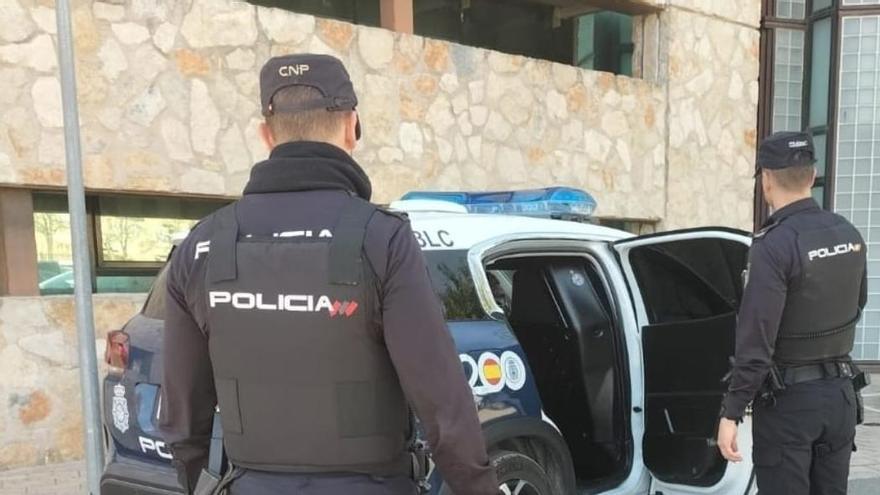 Dos agentes de la Policía Nacional en la comisaría de Ibiza, foto de archivo.