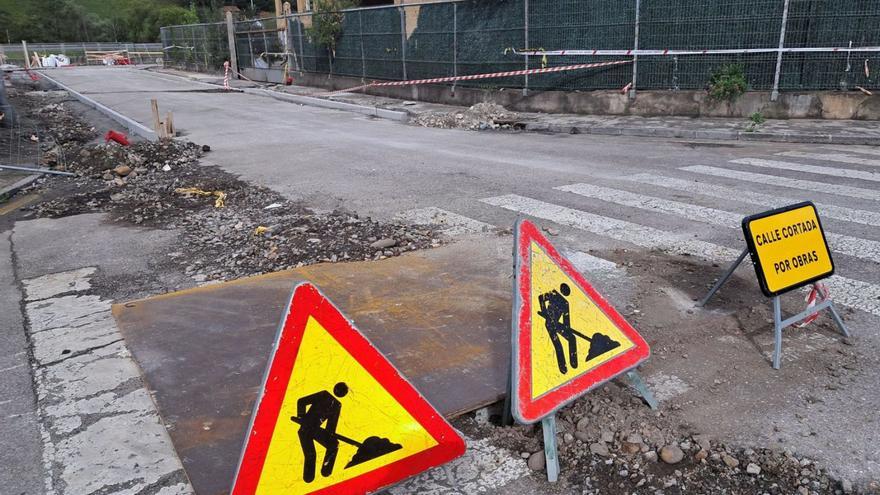 Una de los viales del polígono mierense actualmente en obras. | D. M.