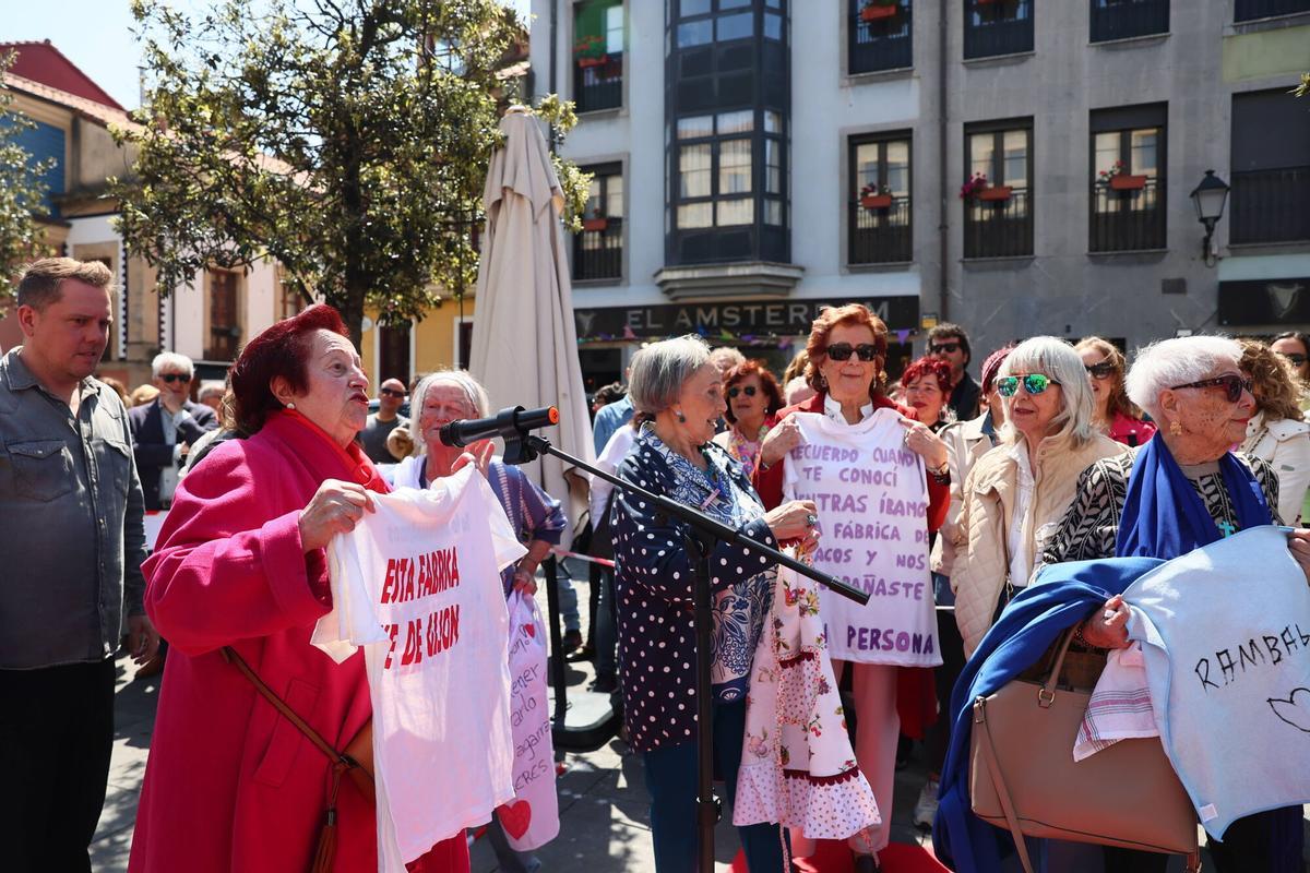 GIJÓN. Plaza del Lavaderu. Acto de homenaje a Rambal por el 50 aniversario de su asesinato GIJÓN. Plaza del Lavaderu. Acto de homenaje a Rambal por el 50 aniversario de su asesinato