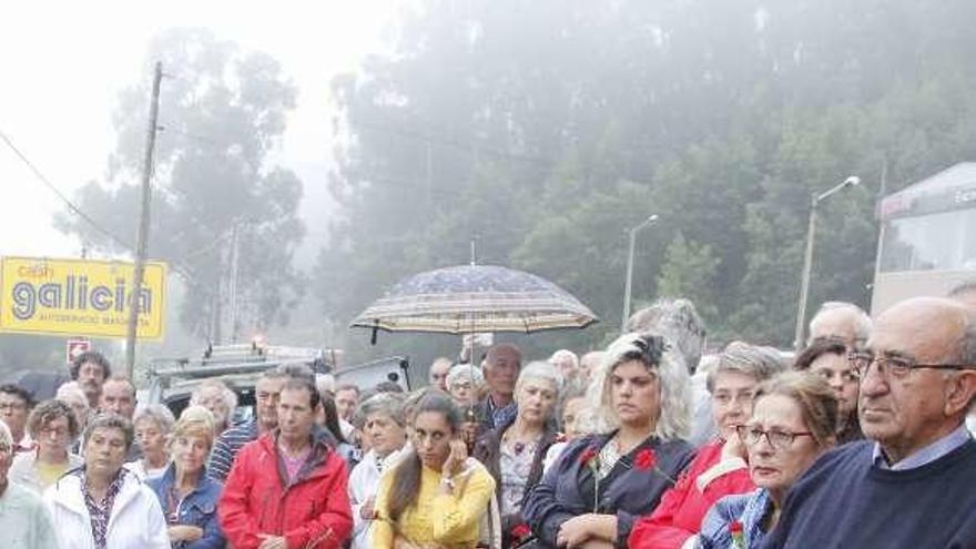 Asistentes al homenaje a los &quot;Mártires de Anguieiro&quot;. // Santos Álvarez