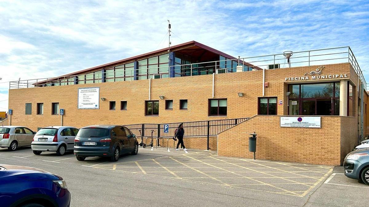 Fachada de la piscina municipal de Almassora, que experimentará el año que viene una importante reforma.