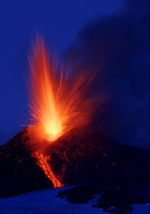 L''Etna entra en erupció.