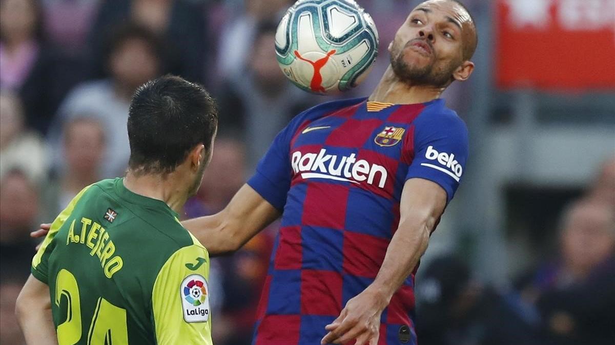 Martin braithwaite controla un balón durante el Batrça-Eibar, el aprtido de su debut