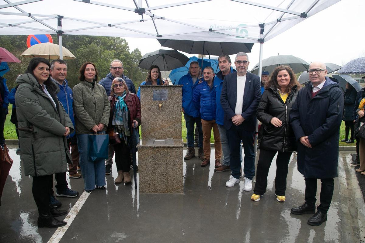Por la derecha, Xosé Regueira, María del Mar García, Blas García y Cesáreo González, con ediles de la corporación y autocaravanistas en la inauguración de la nueva área de autocaravanas de Bertamiráns