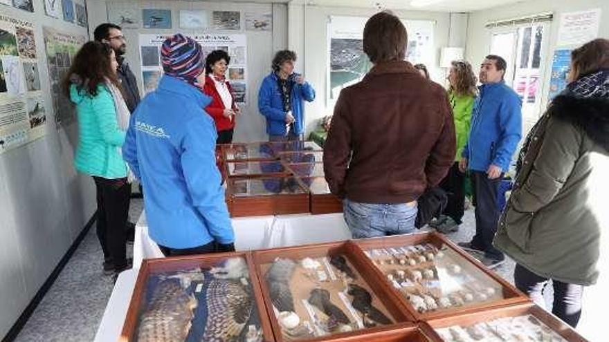 Asistentes, ayer, a la visita al Aula de la Naturaleza de la ría.