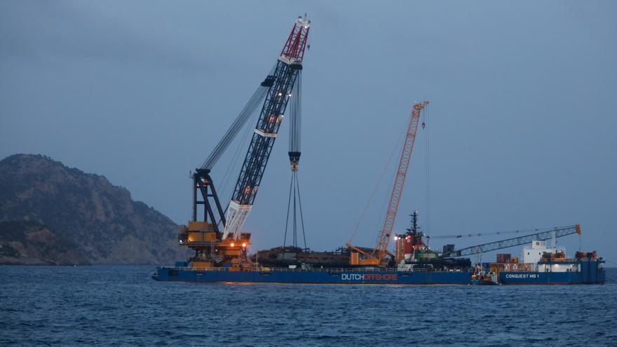 Comienzan a remolcar a Castellón el casco del yate &#039;Aria SF&#039;, hundido en Ibiza