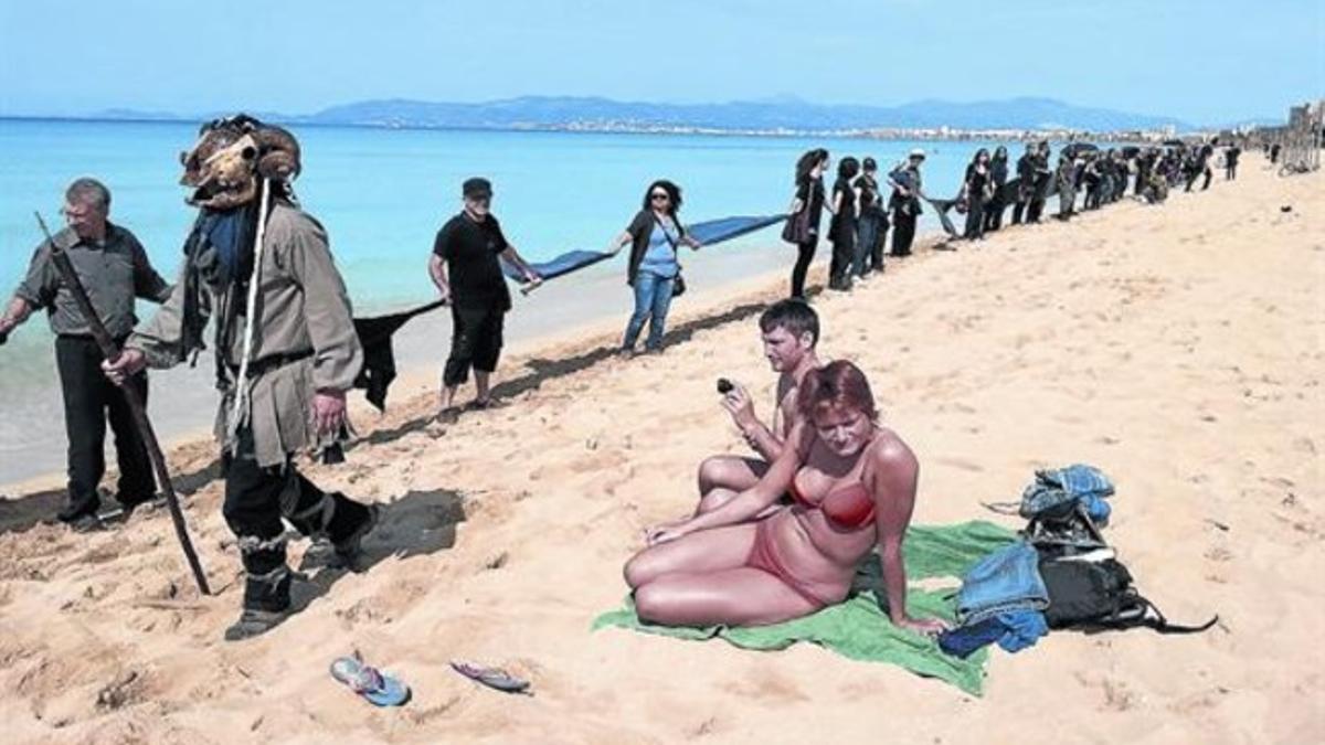 Protesta contra las prospecciones sísmicas, el sábado en una playa de Palma de Mallorca.