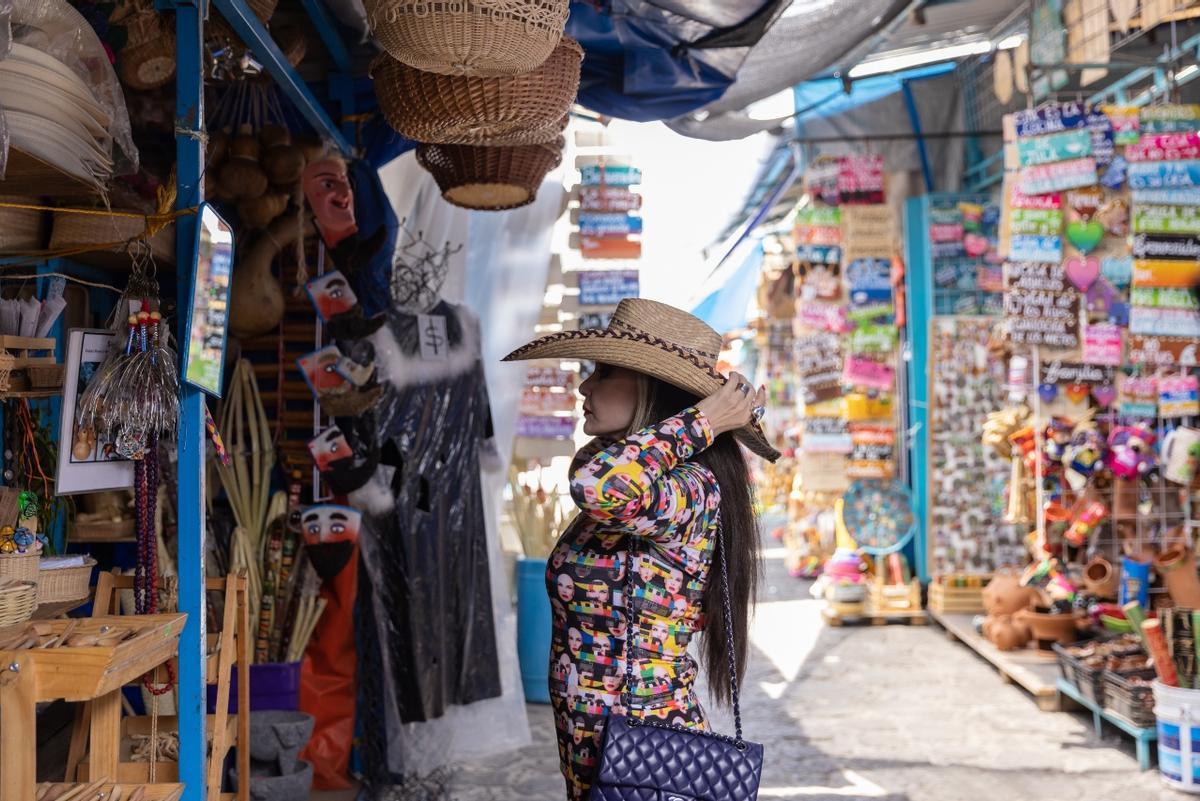 Alaska, con un vestido ceñido autohomenaje, visitando un mercado en México, su tierra natal y su "paraíso".
