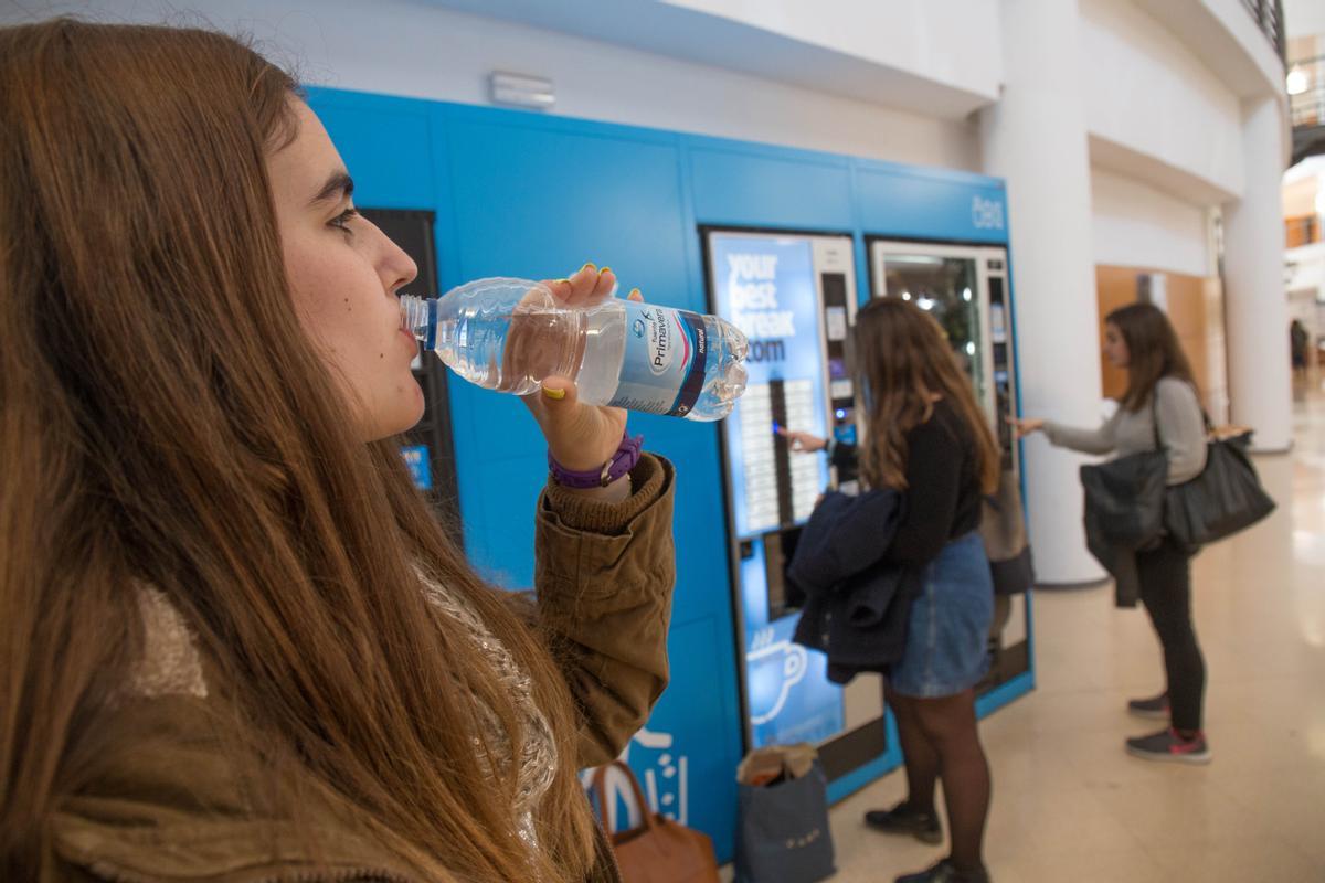 Alumnas bebiendo agua