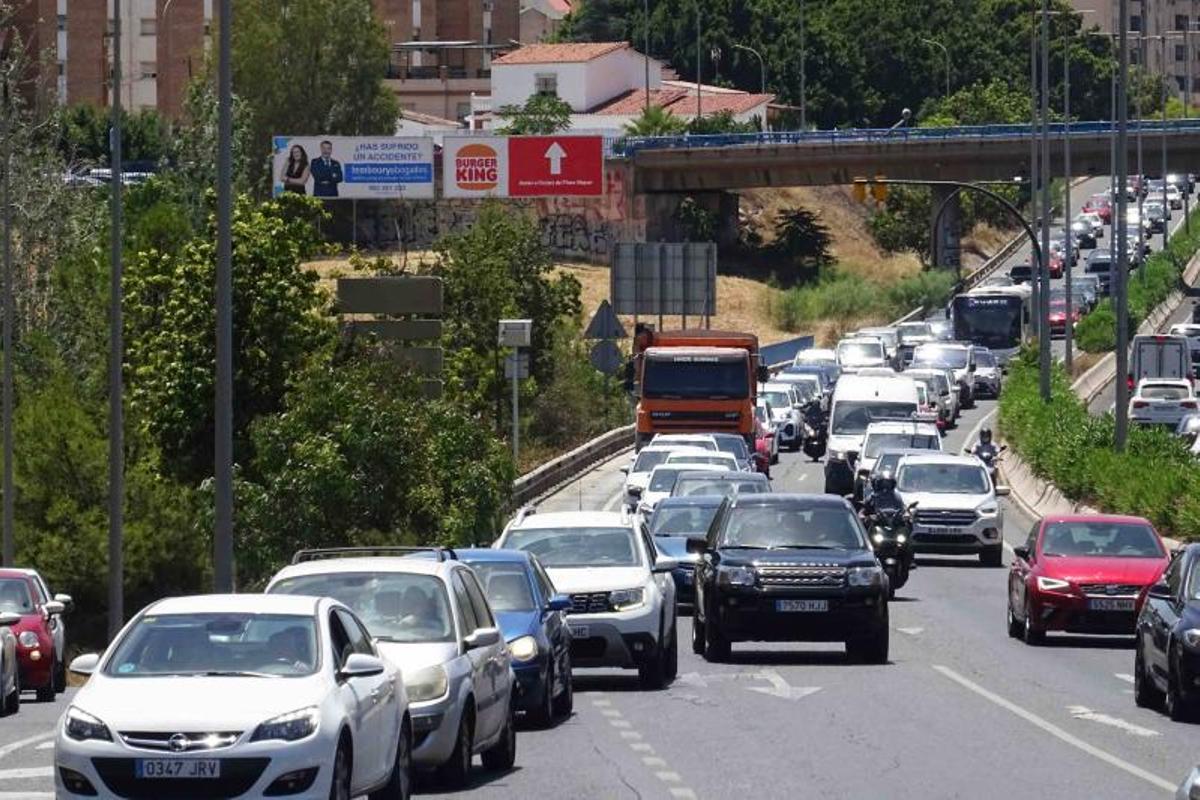 Retención en la avenida Valle Inclán vista desde los semáforos de la glorieta de Suárez.