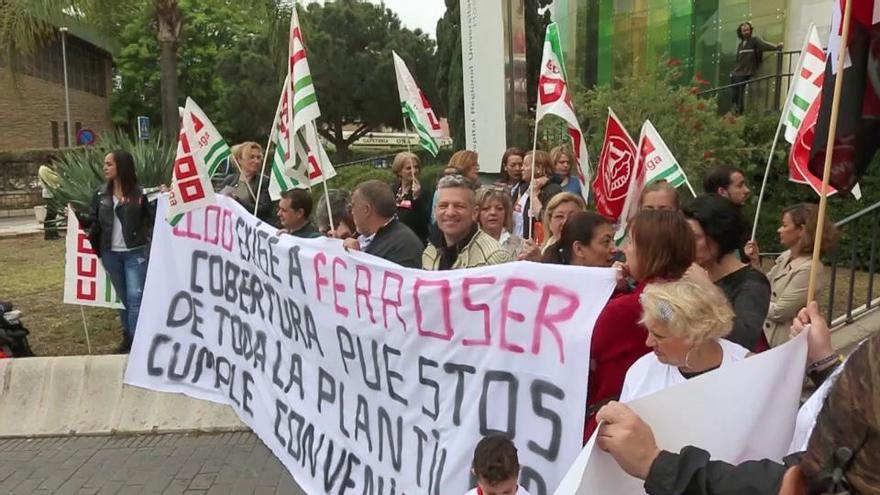 Protesta de los trabajadores de la limpieza del Carlos Haya