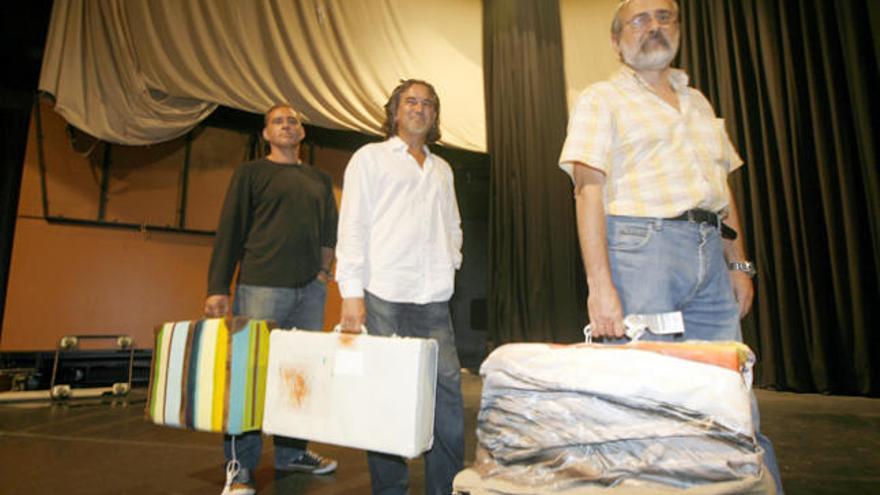 Bonet Vallribera, Paco Romero y Toni Pomar posan con sus maletas.