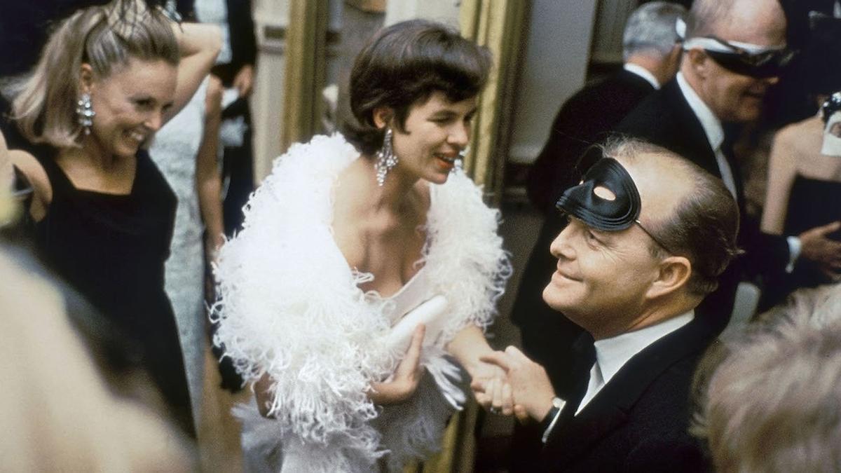 Capote recibe a algunas de las invitadas a su 'fiesta del siglo' en el Hotel Plaza de Nueva York en 1966.