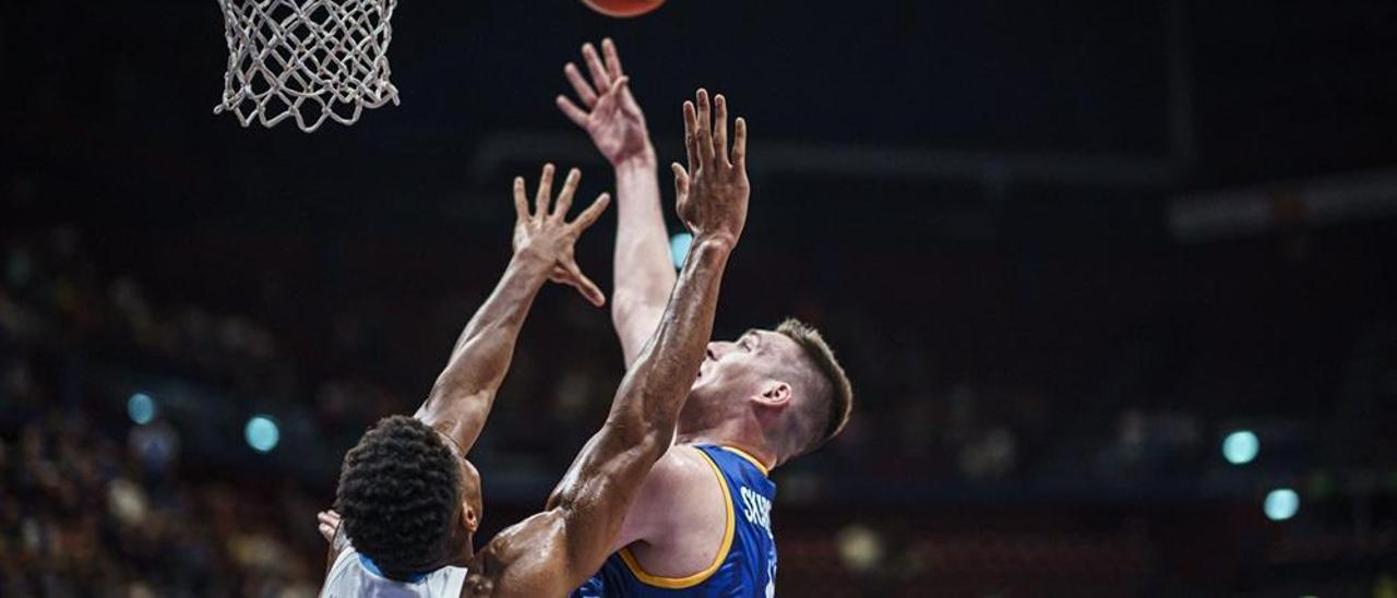 Dmytro Skapintsev,, lanzando ante Giannis Antetokounmpo en el Eurobasket.