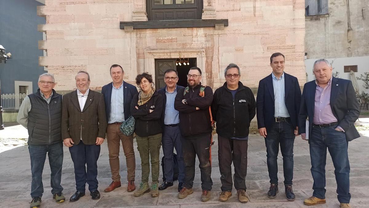 Plácido Fernández y José Manuel Fernández, de Amigos de Grado, el alcalde, José Luis Trabanco, Malena García, de la ARMH, José Antonio Álvarez, presidente de Amigos de Grado, el vicepresidente de la ARMH, Marco González, Alejandro Ferrer, de la ARMH, el director general de Memoria Democrática, Olmo Ron, y Elías Fernández, de Amigos de Grado.