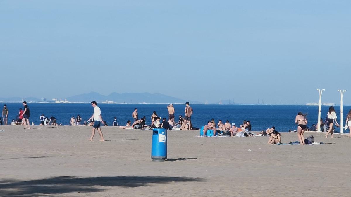 El buen tiempo llena la playa de la Malva-rosa en plena tercera ola de coronavirus