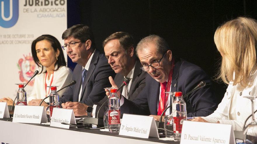 El decano Francisco Javier Lara, durante una intervención.