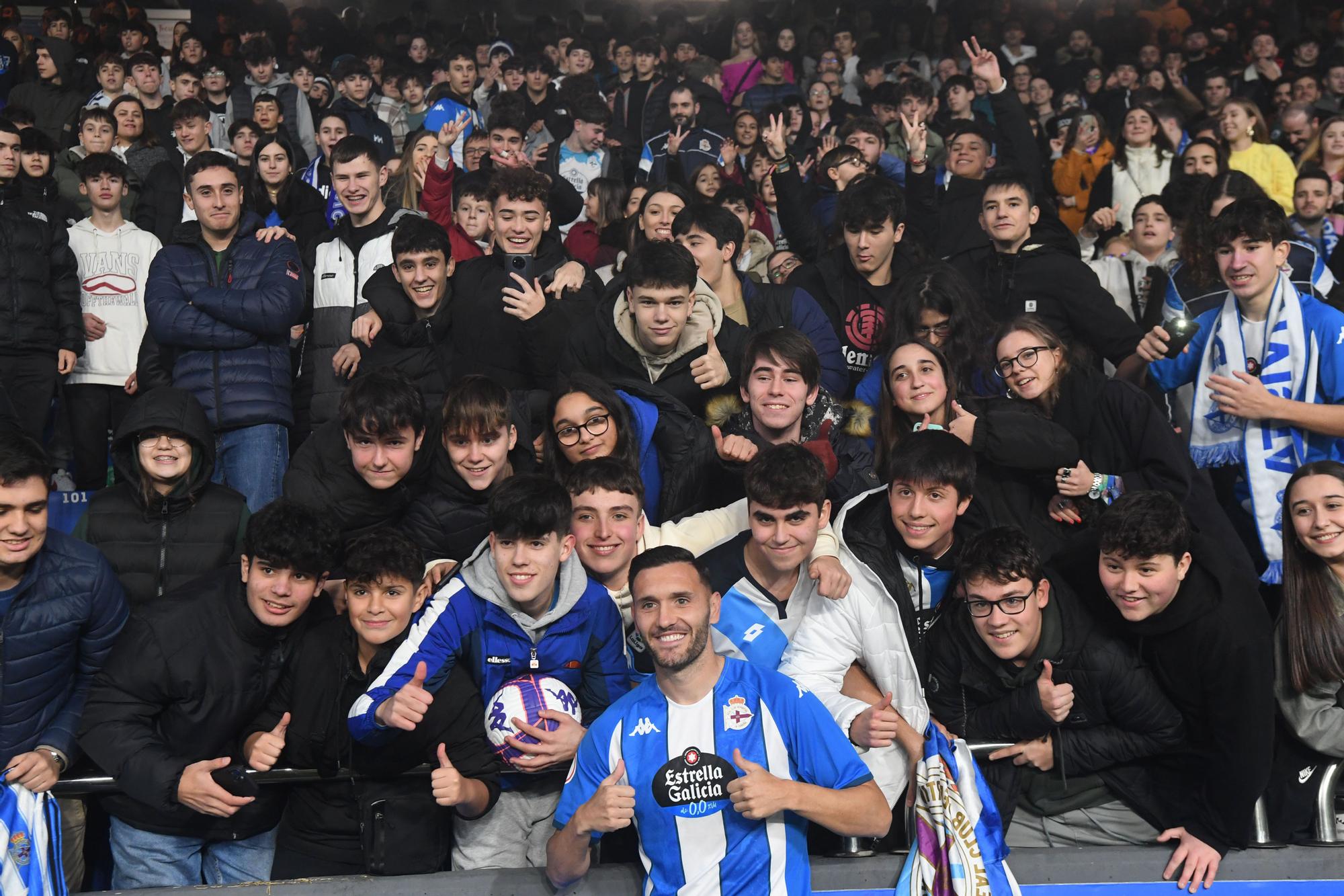 Riazor aclama a Lucas Pérez en su presentación