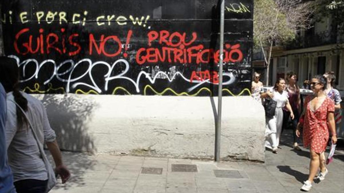 TURISMOFOBIA  Pintada contra el turismo en la calle de Torrijos, en Gràcia.