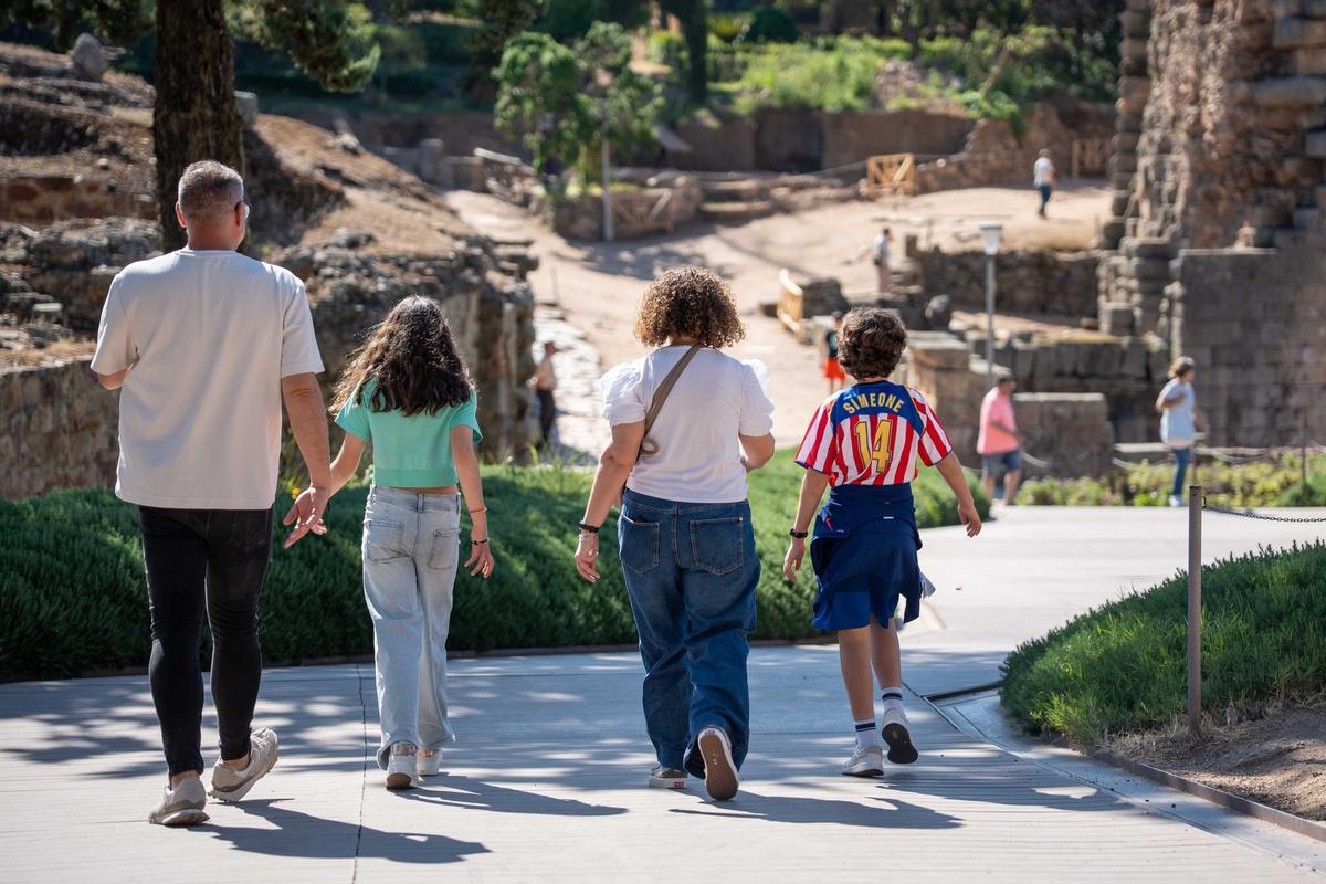 Familia de seguidores del Atlético de Madrid, disfrutando de la ciudad de Mérida antes de la final de la Copa del Rey.