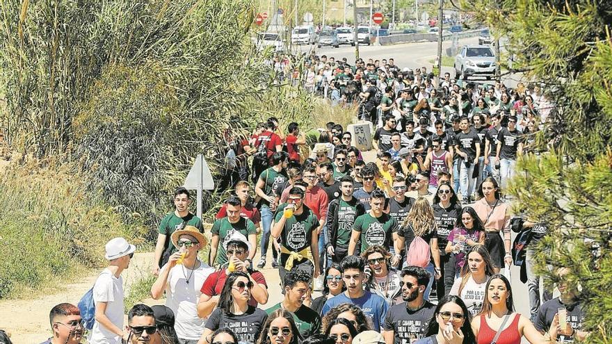 Una riada de estudiantes cruza el camino hasta el Multiespai de la Punta.