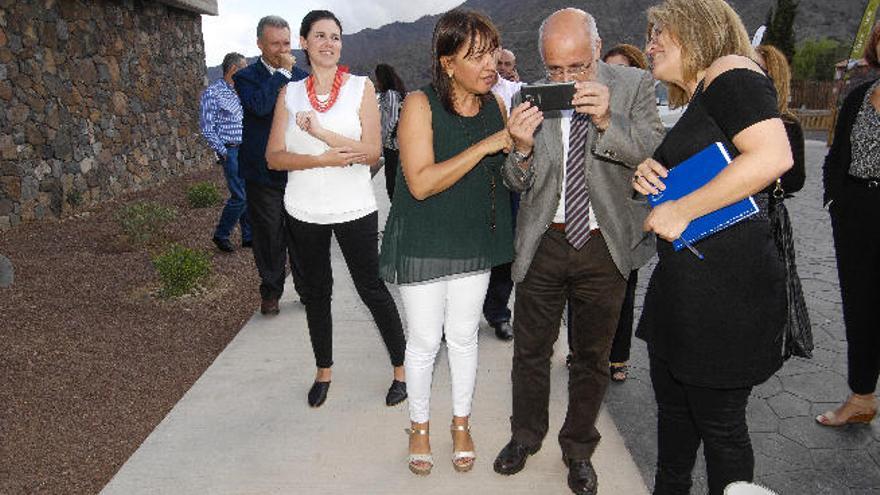 Antonio Morales y Dunia González observan una imagen en un teléfono móvil.