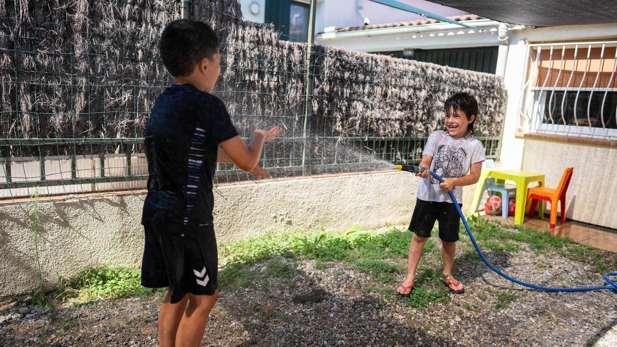 OLA DE CALOR | Once semanas sin clases, calor extremo y pantallas: «El ocio de los niños en verano es cada vez más tóxico»