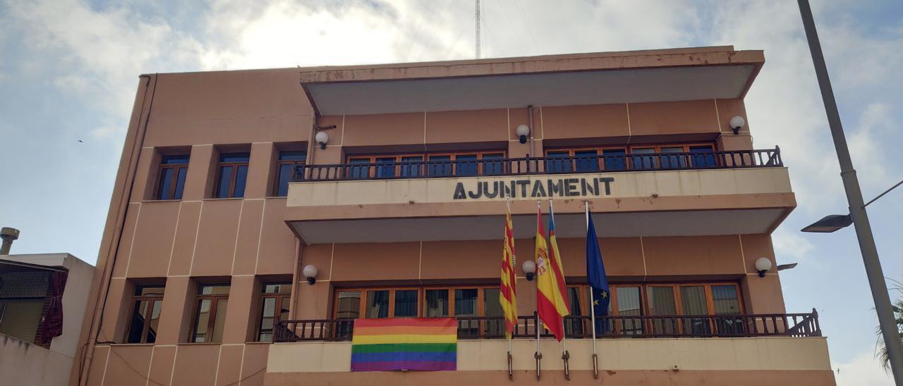 La bandera arcoíris colocada en el Ayuntamiento de El Campello