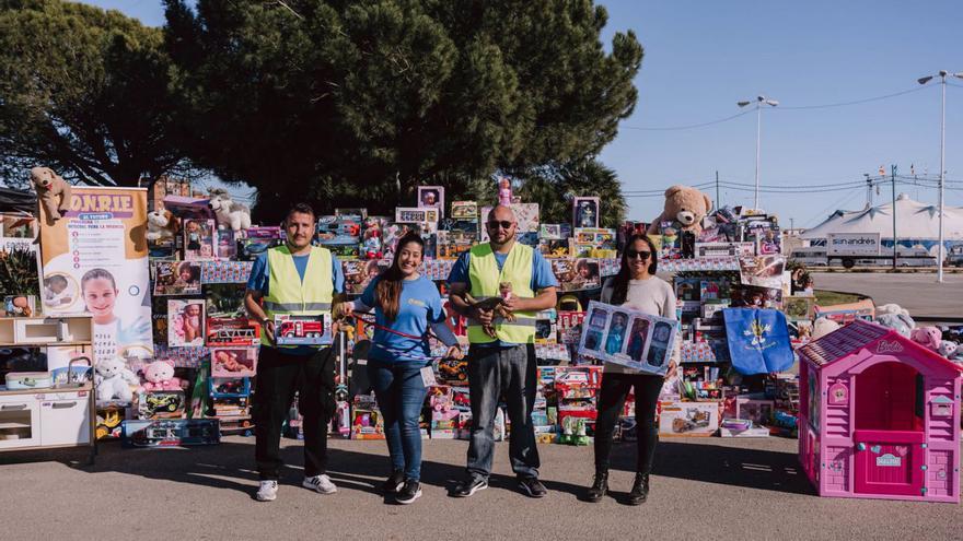 Algunos de los juguetes conseguidos gracias a la concentración benéfica. | LA OPINIÓN