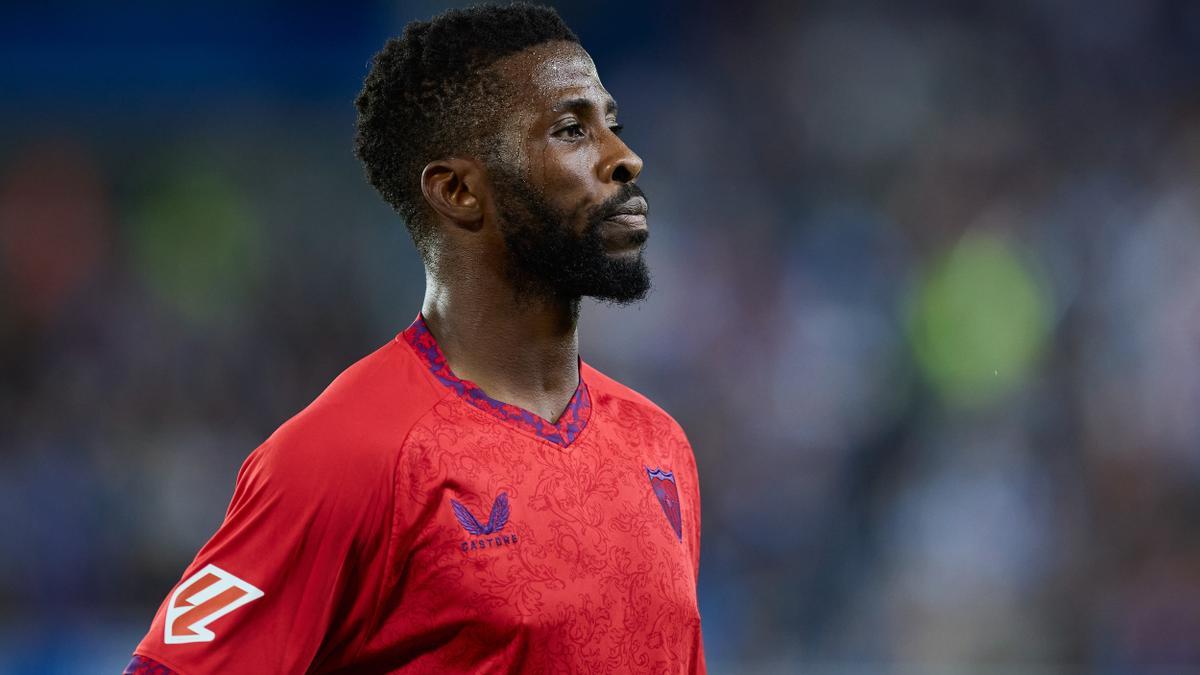 Kelechi Iheanacho del Sevilla FC observa durante el partido de LaLiga EA Sports entre el Deportivo Alavés y el Sevilla FC en Mendizorrotza el 20 de septiembre de 2024, en Vitoria, España.